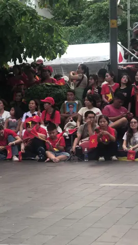 Hôm nay là kỷ niệm 50 năm ngày 30/4 thống nhất đất nước. Mình có đi xem buổi lễ. Và ngồi đối diện có lẽ là ngươi cha ôm di ảnh người con đã hi sinh đi xem buổi kỷ niệm 30/4 . Trong không khí hân hoan cả nước. Nhưng mình thấy hình ảnh này mình rất xúc động. Xin cảm ơn Ông Cha, các A Hùng đã chiến đấu và hi sinh để cho ta đất nước thật tươi đẹp.#vietnam #dieubinh #hochiminh 