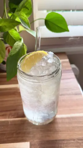 Romanticizing a lemon water with lots of ice 🧊🍋 #lemonwater #water #icewater #lemon #fyp 