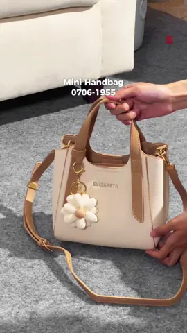 Mini handbag ini kecil-kecil cabe rawit! Barang aman, style pun makin manis—apalagi sama charm bunganya yang super cute🌼 Yuk checkout sekarang, jangan sampai kehabisan!😋 #fyp #foryourpage #Elizabeth #ParagonOfElegance #JourneyOfElegance #ElizabethBag #rekomendasitas #taselizabeth