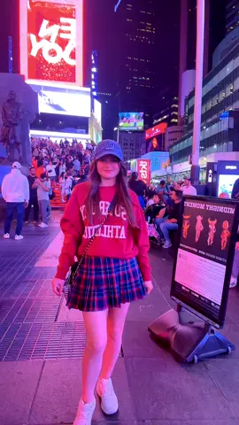 #tiltoktrends2025 #tiktokviral #arnautirinna #timesquare #NewYorkcity #USA🇺🇸