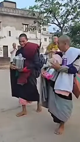 Bên dòng sông Ni Liên Thiền Ấn Độ sáng ngày 30/4/2025 . Thầy Minh Tuệ với nụ cười tươi năng lượng ngày mới . #thayminhtuemoinhat #thayminhtue #thichminhtue #tinco369 
