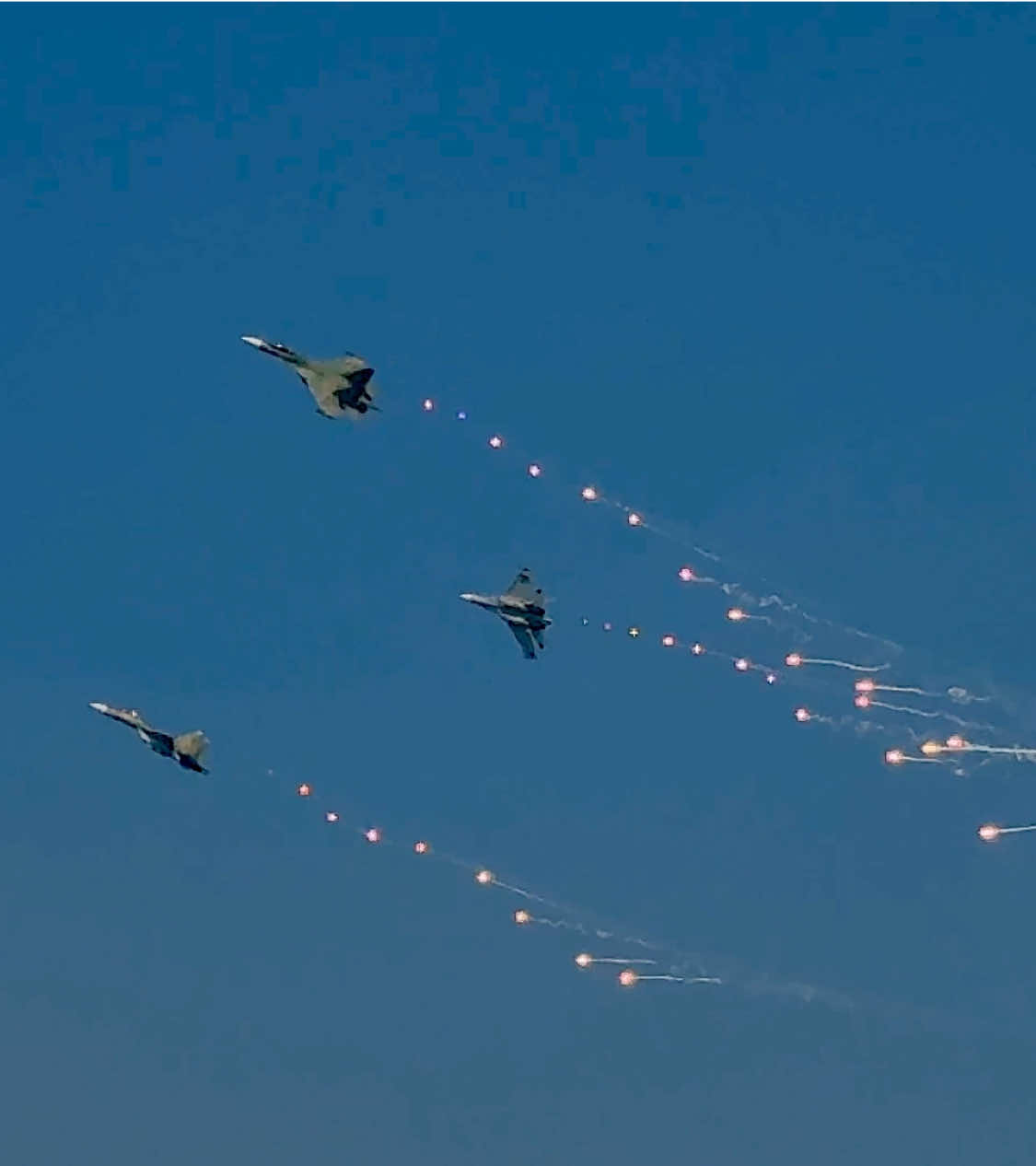 Wow...thật tuyệt vời!!!Việt Nam trình diễn máy bay mừng đại lễ 30/4/2025!!!🥰🥰😍😍😍