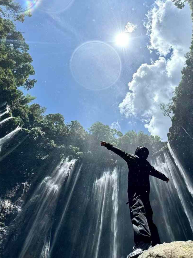 Kekuatan air terjun tidak lain adalah banyaknya tetesan yang bekerja bersama #tumpaksewu #tumpaksewuwaterfall #jawatimur #indonesia #wonderfulindonesia #waterfall #airterjun 