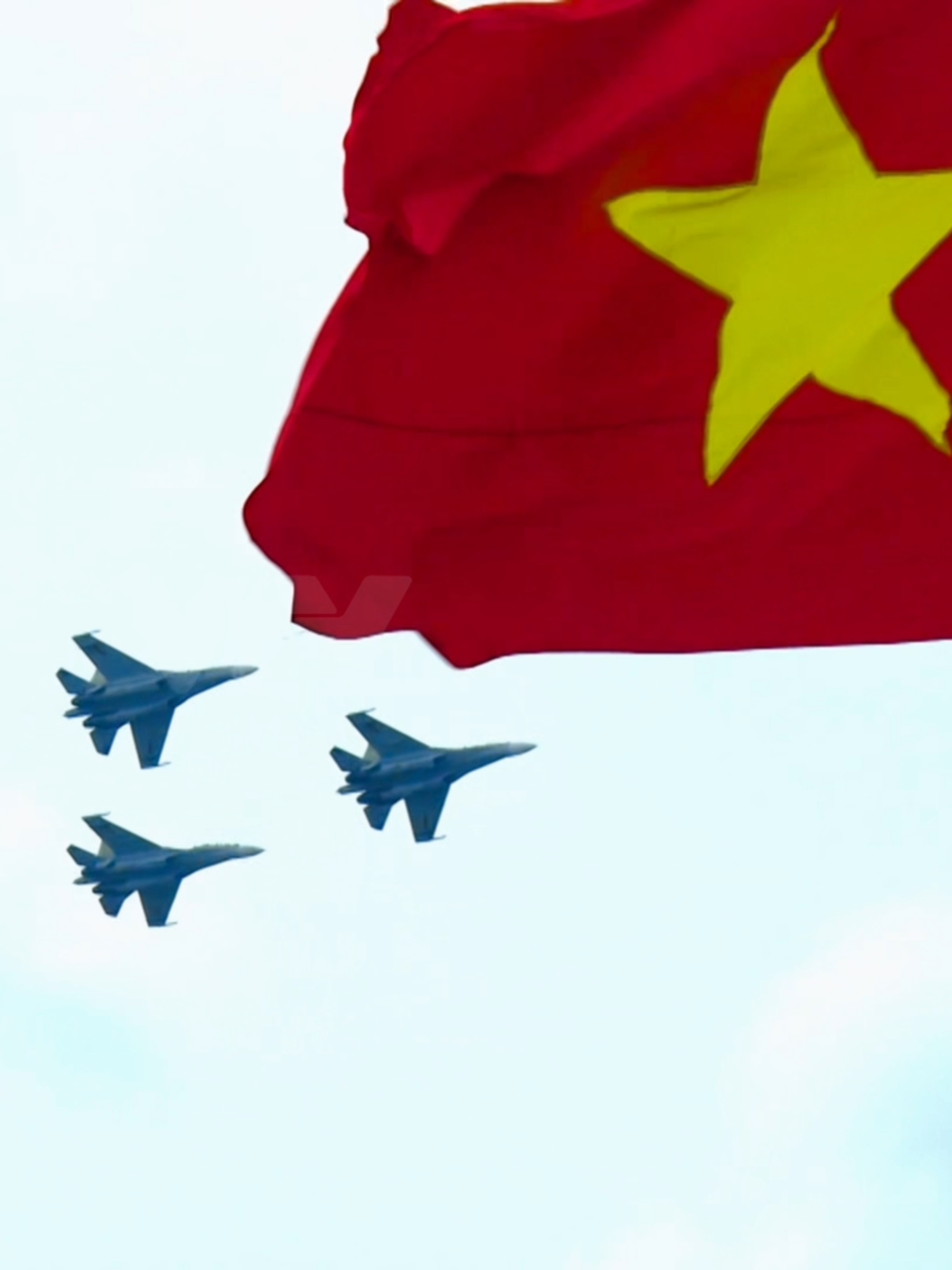 Trực thăng kéo quốc kỳ tung bay giữa trời xanh, tiêm kích SU-30MK2 thả bẫy nhiệt tạo nên màn trình diễn ngoạn mục, khiến người xem vỡ òa trong cảm xúc tự hào.  ------------------------------------ 