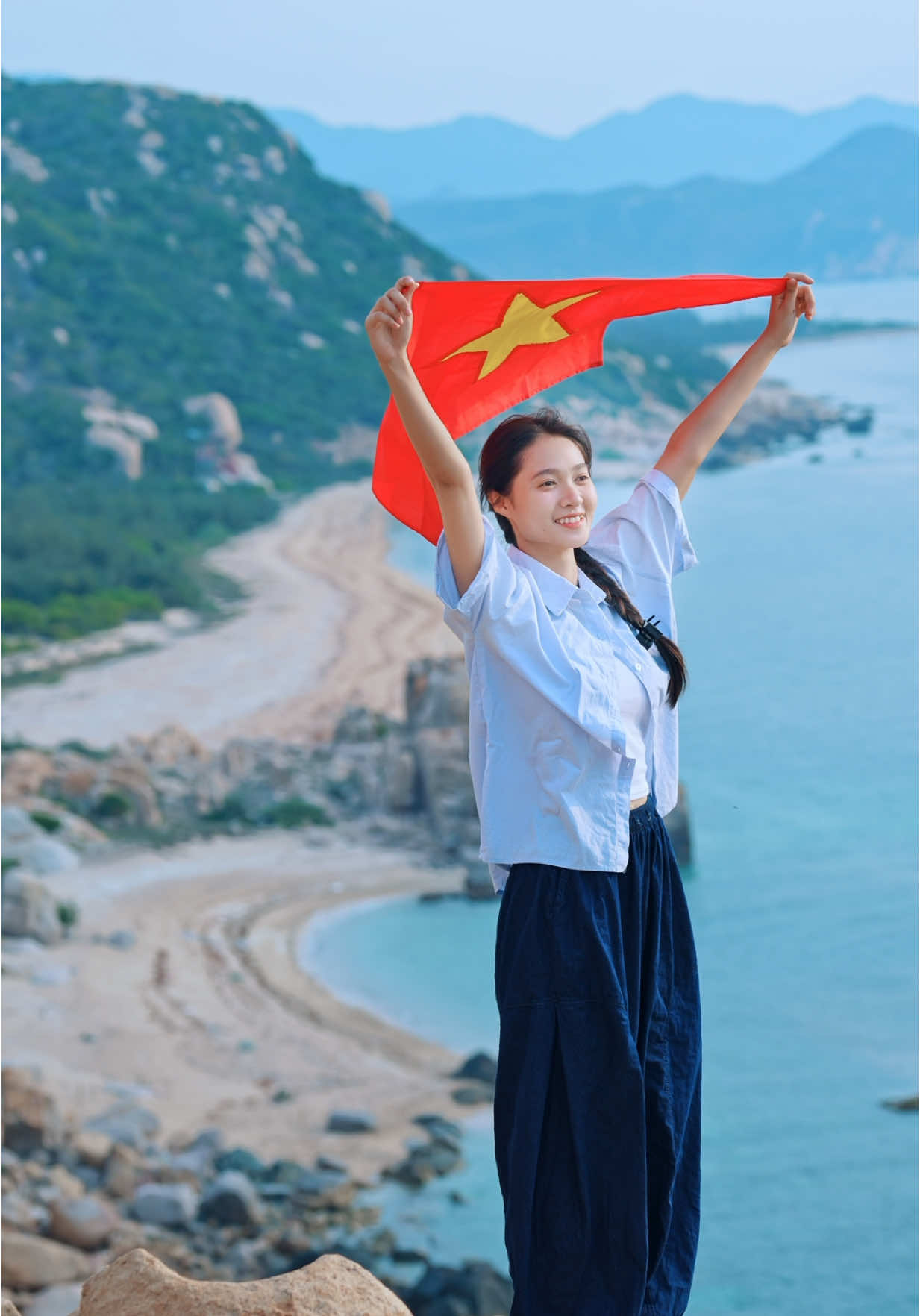 Ngẩng cao đầu vì Quốc kỳ trước mặt. Đứng vững vàng vì Tổ Quốc sau lưng #ninhthuan #phanrang #30thang4 #thongnhatdatnuoc #giaiphongmiennam #hoabinhdeplam 