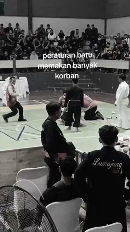 Informasinya kejadian dalam video bukan termasuk pelanggaran, tetapi jatuhan sah untuk sudut biru. tapi siapa yang gak tau kalo teknik jatuhan belakang resikonya tinggi, langsung di area saraf belakang kepala🥺 semoga atlitnya segera diberikan kesembuhan🤲 #ciderakepalaberat #cidera #pencaksilat #peraturanbarupencaksilat 