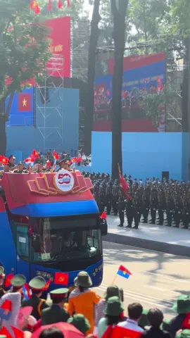 CHỈ CÓ DUY NHẤT 1 KHỐI ĐƯỢC NGỒI KHI THAM GIA DIỄU HÀNH. Khối tôn vinh các Anh hùng Lực lượng vũ trang nhân dân, Bà mẹ Việt Nam anh hùng, Anh hùng Lao động, nhân chứng lịch sử tiêu biểu. NGƯỜI TRẺ NHẤT TRONG KHỐI NÀY ĐÃ 82 TUỔI.