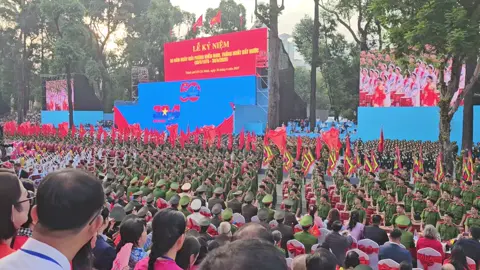 Tiết mục mở màn siêu hoành tráng & mãn nhãn với tiết mục trống hội lớn nhất từ trước tới nay với quy mô hơn 1.000 người tham gia, kết hợp với nghệ thuật dân vũ, múa lân, múa rồng, múa cờ, múa quạt siêu ấn tượng tại Lễ diễu binh, diễu hành kỷ niệm 50 năm Ngày Giải Phóng Miền Nam Thống Nhất Đất Nước 🇻🇳🇻🇳🇻🇳
