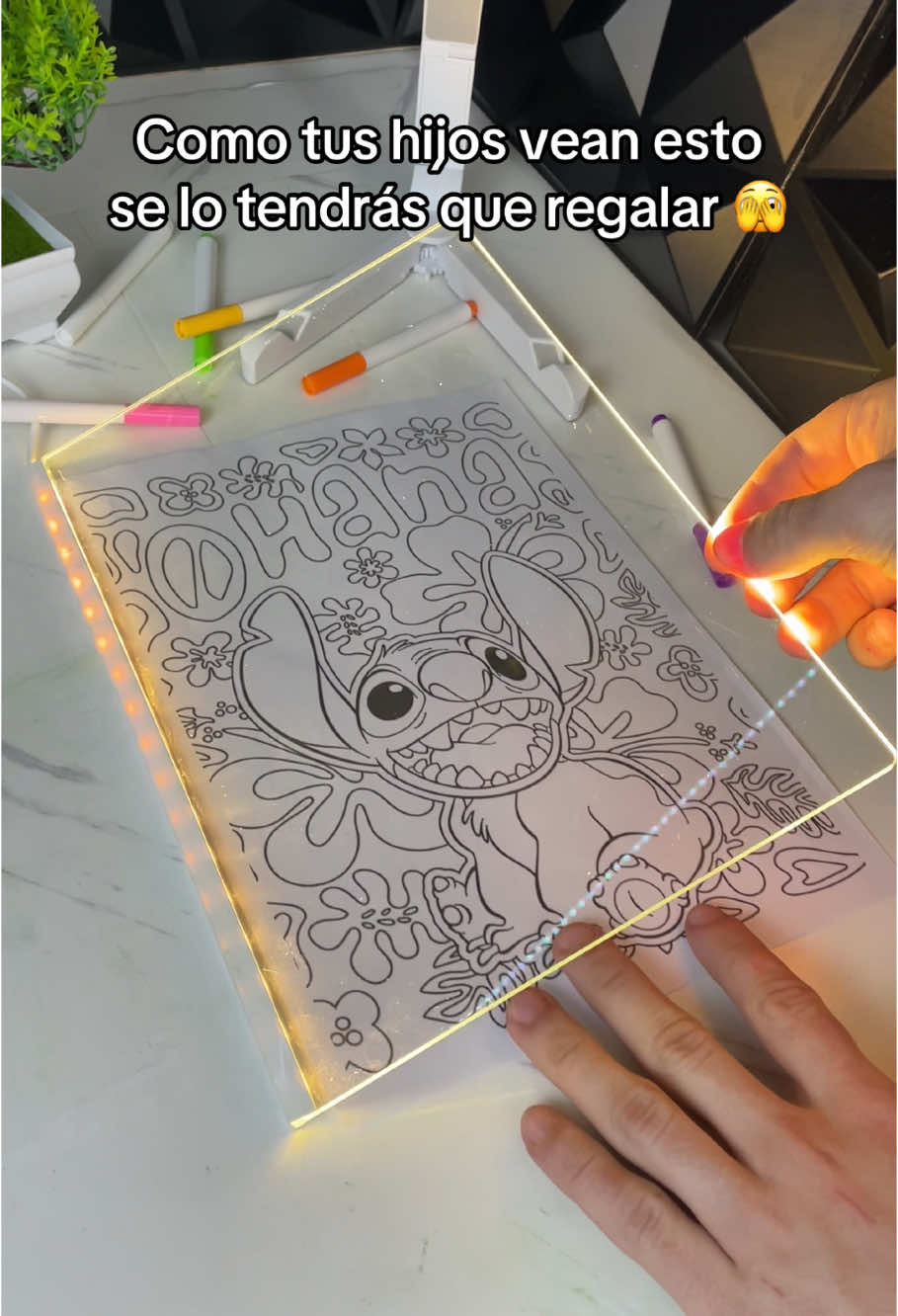 A mis hijos les encanta el regalo que les hice😍🎁 #pizarraled #pizarraluminosa #pizarramagica 