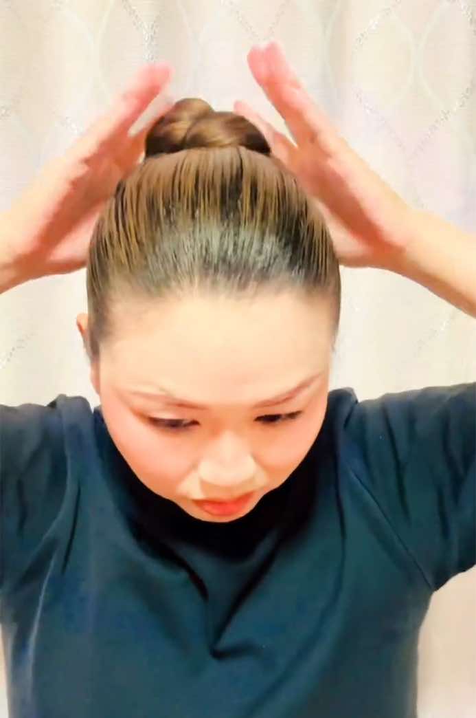 〜お団子の作り方〜 オールバックでビシッと決めるのがかっこいいよ😁👍 髪の毛濡らして ジェル揉み込んで 結ぶ←この時はまだ綺麗じゃなくても大丈夫👌 結んだとこにまたジェエつける 細かい櫛でとかして綺麗にする ほどいてまた結ぶ シニヨンネットにUピンつけて髪の毛入れる お団子作る←この位置で大きいと邪魔になるから極力つぶしめで❗️ お団子ネットつけてピンで数ヶ所固定 完成😁👍 スプレーしてからガッツリ櫛通すと粉吹いたみたいになるからスプレーしてからは 表面なぞるくらいに😁👍 ジェルのみだと崩れた時水つけるとまた綺麗に戻せるから スプレーはお好みで😁👍 #お団子#シニヨン#祭り#お神輿 #神輿ヘア #祭りヘア