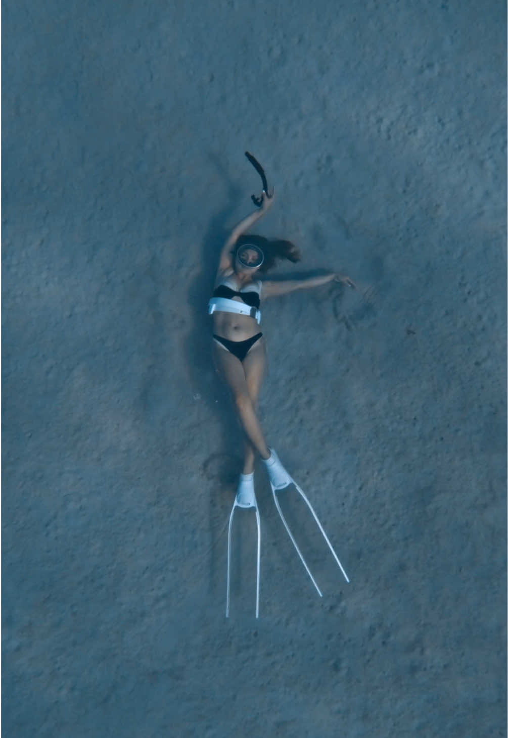 The ocean taught me that surrender is strength. ⛺️ @flowstatediving  #fyp #underwater #freediving 