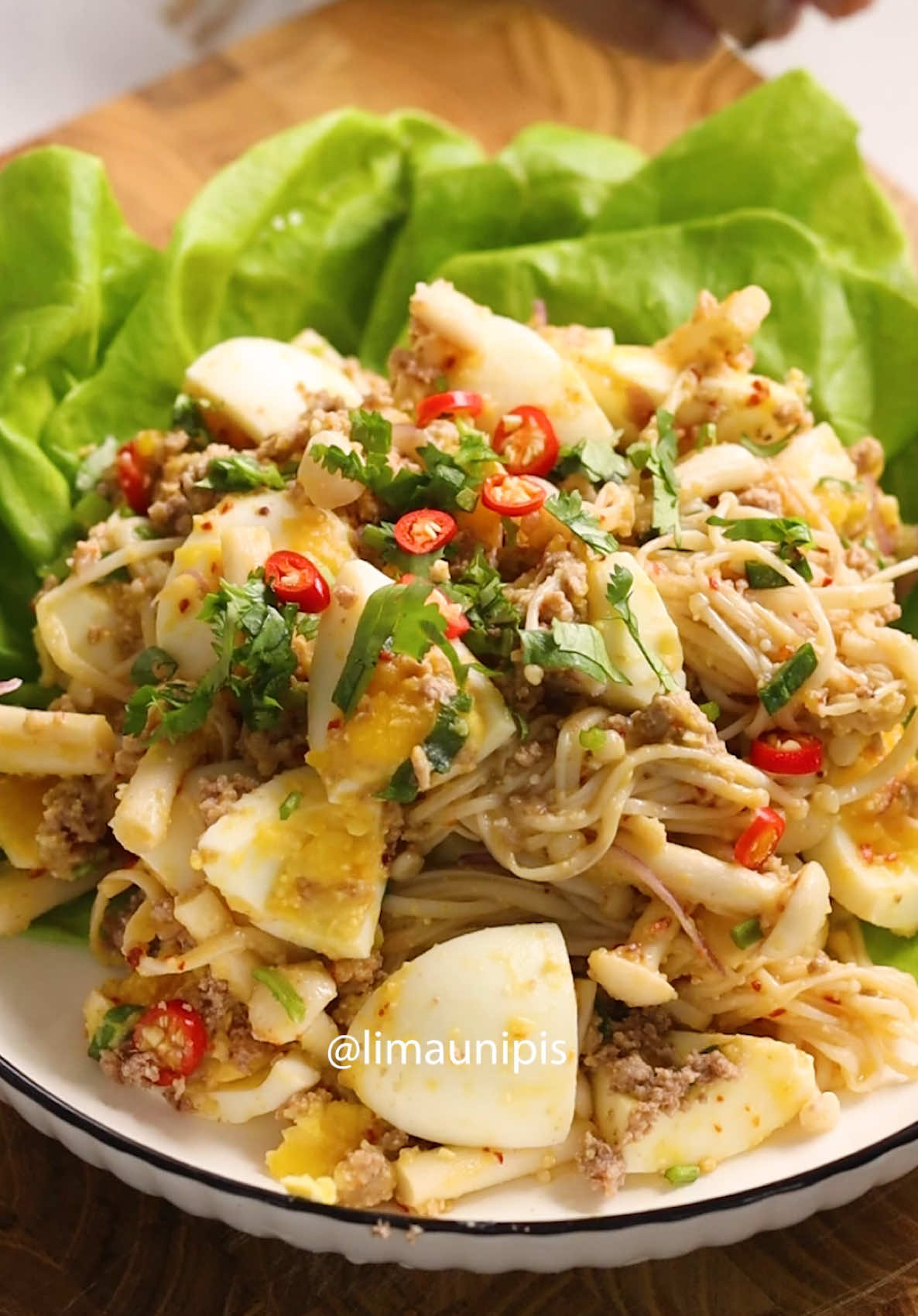 Kerabu Cendawan Enoki & Telur Rebus #fyp #kerabu Resepi: - 4 biji telur (direbus selama 8 minit dalam air separa mendidih) - 100g cendawan enoki & 50g cendawan putih - 100g daging kisar - 2 sudu makan sos ikan - 1 sudu makan gula melaka - 1 sudu kecil chilli flakes - 1 sudu makan beras yang disangai dan dikisar - 1 biji limau nipis (ambil jus sahaja) - 1 biji bawang merah - hirisan daun bawang - hirisan cili api ................................. English recipe// Recipe: -4 eggs (boiled for 8 minutes in gently boiling water) -100g enoki mushrooms & 50g white mushrooms -100g minced meat -2 tablespoon fish sauce -1 tablespoon palm sugar -1 teaspoon chilli flakes -1 tablespoon toasted and ground rice -juice from 1 lime -1 shallot -Sliced spring onions -Sliced bird’s eye chillies
