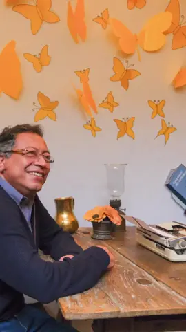 Gabriel García Márquez se toma con palabras y mariposas amarillas la Casa de Nariño.   Abierto al público, ahora todo el primer piso se dedica a los rebeldes de la historia y al hombre más universal de Colombia. #gabo #mariposasamarillas #gabrielgarciamarquez #cienañosdesoledad @Casa de Nariño 