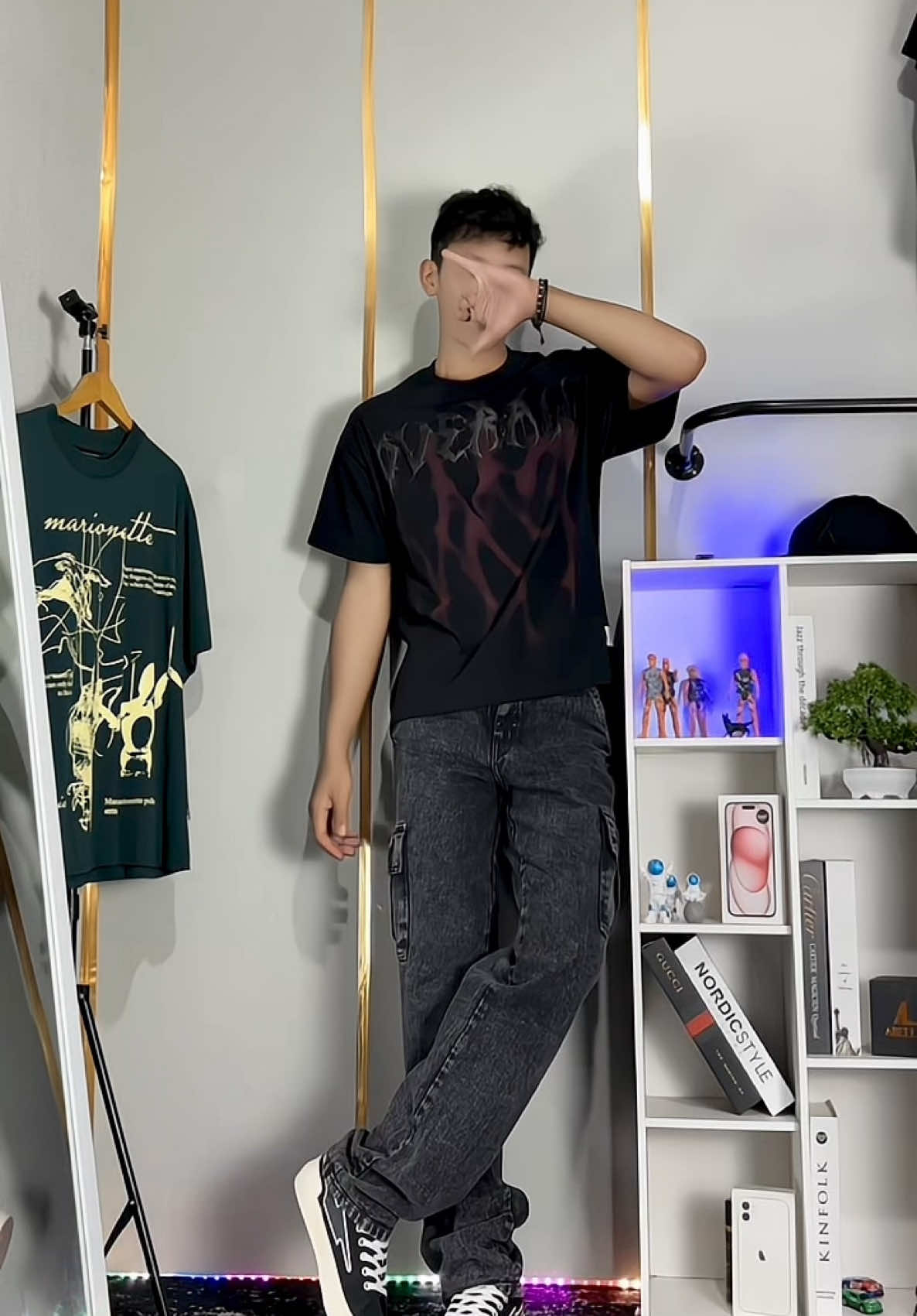 Outfit cowok serba hitam versi celana panjang 🙌🏻#outfit #cargojeans #kaosboxy #stylingtips 