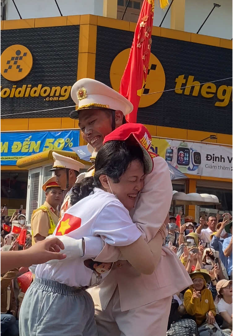 Thấy thươngggg 🥹🇻🇳 ảnh hoàn thành nhiệm vụ rồi cô ơii ❤️ #a50 #50namngaygiaiphongmiennam #dieubinhdieuhanh #meyeucon 