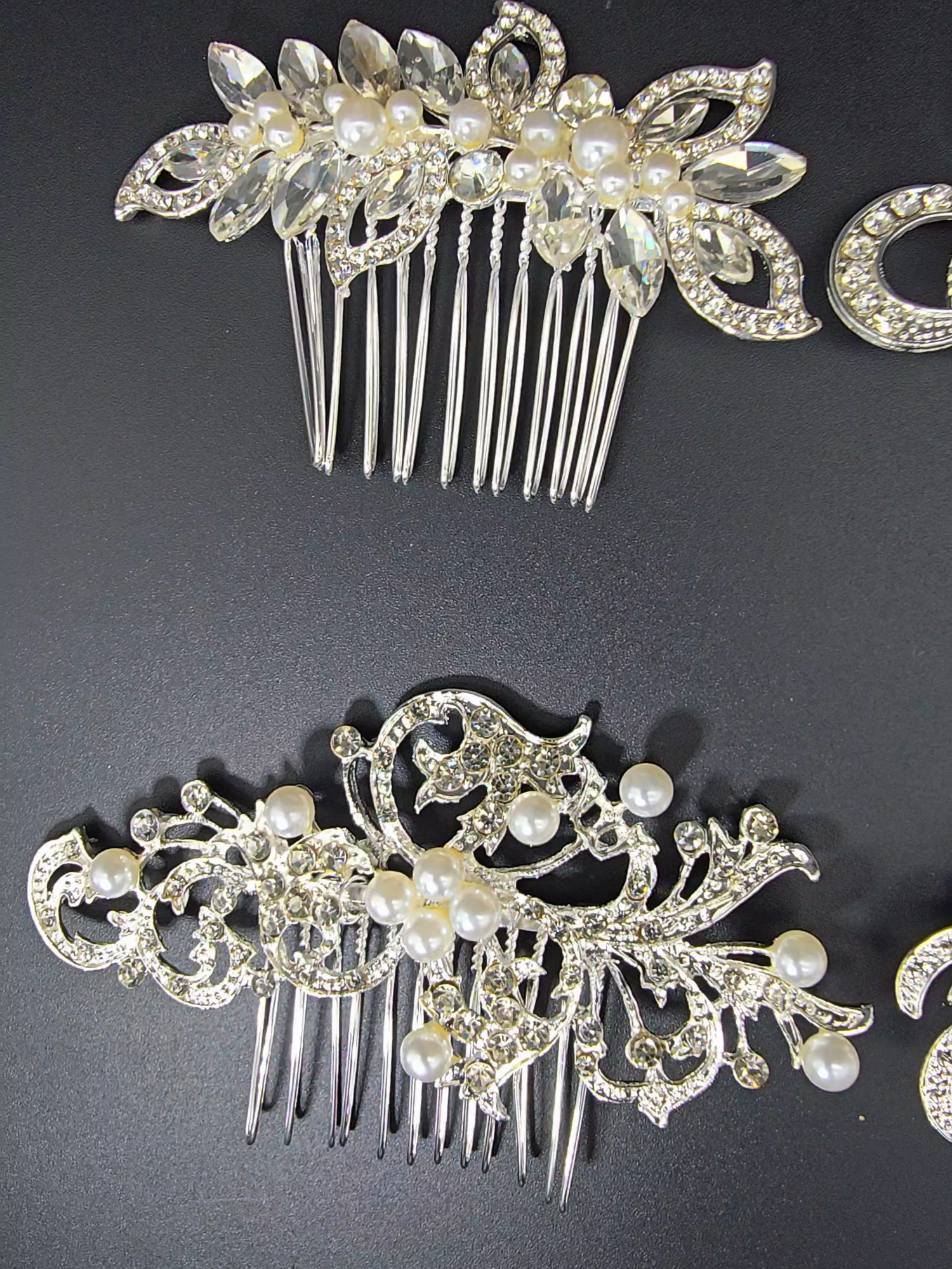 ✨ Bridal Glam in One Clip! ✨👑 Wedding Rhinestone Faux Pearl Hair Clip (KAM)! 🌸 This stunning flower-inspired hair comb combines rhinestones and faux pearls for a sparkling, feminine finish. Perfect for securing your updo while giving you that extra bridal glow! 💖 💎 Materials: Silver-plated Alloy, Rhinestones, Faux Pearls 🌸 Elegant Floral Design: Stylish, lightweight & secure 💫 Ideal For: Brides, Bridesmaids, Debutantes, and Event Queens Perfect for weddings, cocktail parties, banquets, or as a thoughtful gift. ✨ #fyp#bridal#haircomb#bridalhairclip#accessories#wedding#weddingaccessories#event#pearl#pearlhairclip