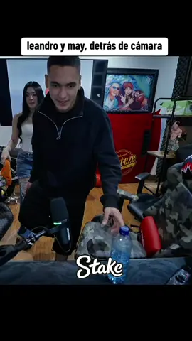 leandro y may grabando tiktok. botella #leandro #leandroloaiza #mayosorio #longervideos #westcol #twitchwestcol #westcoltiktoker #colombia #mafer_rox #nocopy #Viral #fyp #parati #funny