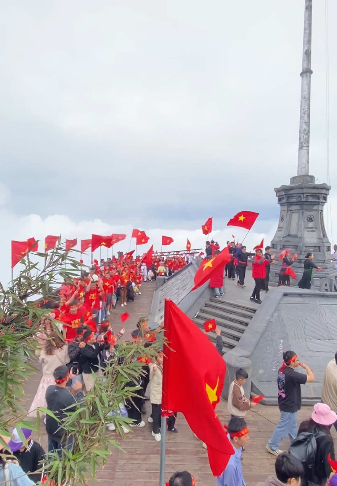 30/4/2025 Tại đỉnh thiêng fansipan. Tự Hoà Việt Nam!#xuhuong2024tiktok❤️🌈✔️🤟🤟🤟story #TikTokLIVE #cảnhđẹpviệtnam #sapa 