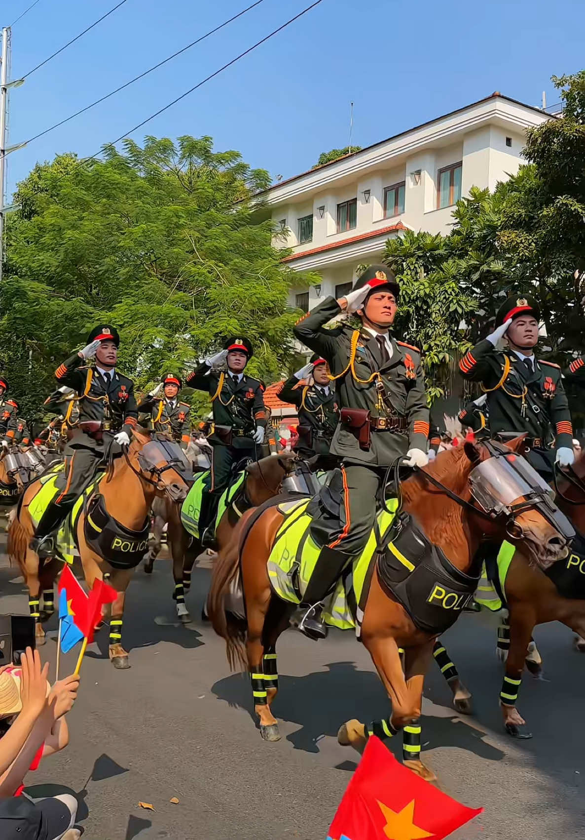 Diễu binh kỷ niệm 50 năm thống nhất đất nước tuyệt đối điện ảnh 🇻🇳 #langthangcafe #chaomung30thang4 #30thang4 #toiyeutoquoctoi #dieubinhvietnam 