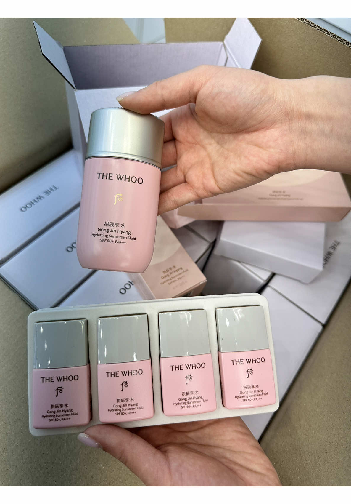 Для заказа пишите по ссылке в шапке профиля.  The history of Whoo Gongjinhyang Hydrating Sunscreen Fluid Special Set         Легкий витаминный флюид с высоким фактором защиты от УФ излучения SPF50+, PA+++, оберегает кожу от преждевременного старения. Средство обладает успокаивающим и противовоспалительным эффектом, снимает и предупреждает раздражение и покраснение кожи. Увеличивает поступление кислорода к клеткам кожи. Активизирует обмен веществ, что позволяет коже выглядеть здоровой и молодой. Содержит насыщенные растительные компоненты полезные для кожи.