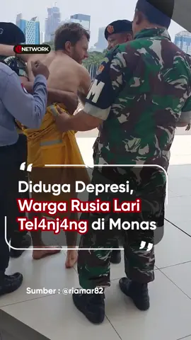 Diduga mengalami depresi, seorang pria warga Rusia nekat berlari tel4njang dan tanpa alas kaki di halaman Tugu Monumen Nasional (Monas), Gambir, Jakarta Pusat, Selasa (29/4/2025) siang. Aksi tidak lazim tersebut sempat membuat sejumlah petugas kewalahan. Pria itu berlari cukup kencang dari gerbang timur Monas hingga ke tangga tugu. Petugas TNI dan Satpol PP akhirnya berhasil mengamankan warga Rusia setelah ia mencapai tangga cawan Monas. Tindakan tersebut sontak mengundang perhatian karena dinilai tak masuk akal. Pria tersebut akhirnya mengaku bernama Viktor (36), warga negara Rusia. Ia mengatakan baru tiba di Jakarta menggunakan kereta api setelah mengunjungi Taman Wisata Gunung Bromo, Jawa Timur, seorang diri. Viktor mengaku paspornya telah dirusak sendiri saat tiba di bandara. Ia mengaku mengalami tekanan mental dan stres berat hingga nekat melakukan aksi tersebut. Setelah diberi makan, dimandikan, dan sempat beristirahat, warga Rusia yang lari telanjang ini kemudian dibawa ke Polres Metro Jakarta Pusat untuk pemeriksaan lebih lanjut sebelum diserahkan ke Kantor Imigrasi Jakarta Pusat. #monas #beritaterkini #bulerusia #beritaviral