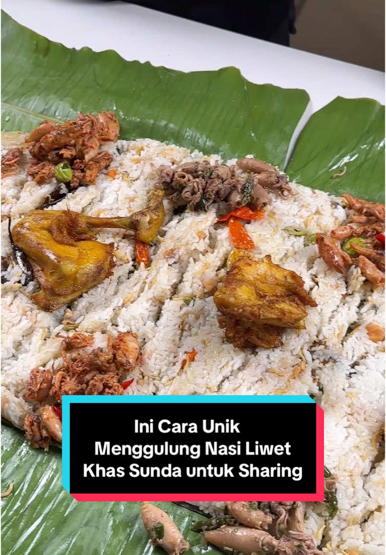 Partners, ada inovasi baru yang bisa jadi ide jualan kamu nih! ✨ Cobain deh, bikin nasi liwet tapi dibungkus dengan cara seperti ini. Selain mendapatkan nasi liwet yang rasanya ngeunah dan wangi pisan, customer juga bisa mendapatkan experience saat menyajikannya #Hayugasskeun 🔥 #ChefGunGun #ProfessionalChefUnilever #UFSChef #UnileverFoodSolution #UFSIndonesia #UFSGlobal #NasiLiwet #NusantaraFlavours #MenuSunda #MenuSharing #IdeMenuSharing