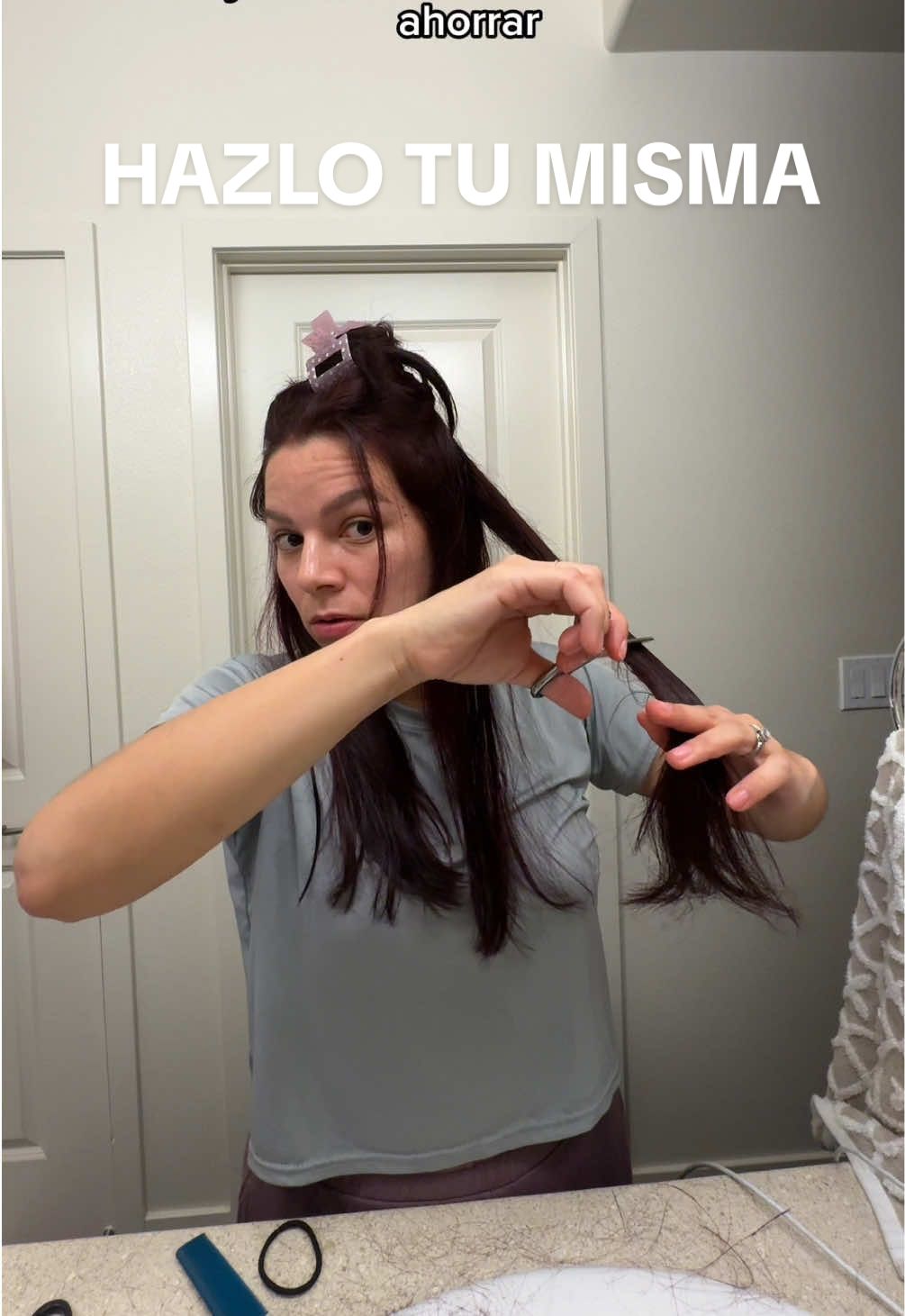 Empecé a hacer las cosas desde casa: pintarme el pelo, cortármelo, aprender poco a poco. No es perfecto, pero es mío. 💇‍♀️✨ Menos consumismo, más intención. Tú también puedes aprender y cuidar de ti desde donde estás. 💛 #cortedepeloencasa #pintarelpelo #mamaaprendiendo #autocuidado #modoahorro #desdecasa #inspirando #motivation 