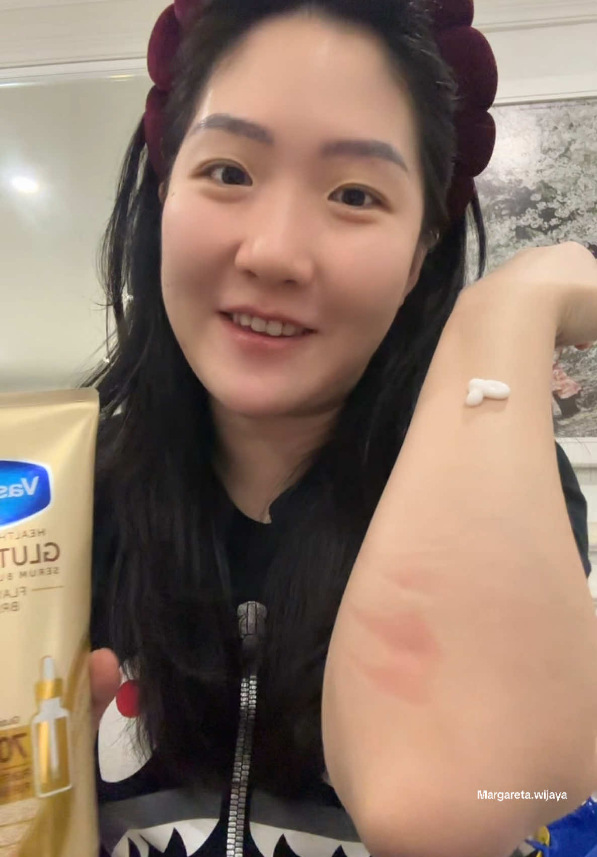 Bodycare Gluta hya dari Vaseline ini lagi murah banget , kalian suka varian apa? #vaseline #bodycareviral #glutahya #wibgajian #racuncimar #margaretawijaya #fyp 