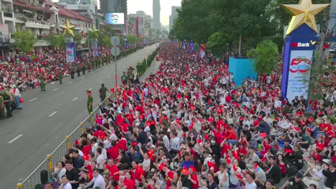Bà con nay ngồi ở đường Lê Lợi vào nhận clip ạ.  Đu concert cấp nhà nước quá đã luônnn #50namgiaiphongmiennnam🇻🇳  #concertquocgia #a50 #30thang4  #30thang4nam1975 