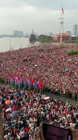 🇻🇳NƯỚC VIỆT NAM LÀ MỘT 🇻🇳 DÂN TỘC VIỆT NAM LÀ MỘT Âm thanh của hoà bình, của sự tự hào, biết ơn, tiếng reo vui từ người già đến con nít, quân dân đồng lòng ❤️