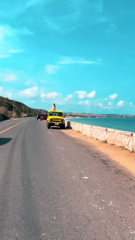 Chơi lễ người đẹp ơi #bàutrắng #chụpảnh #xediahinh #jeeptour #muinephanthiet #đồicáttrắng 