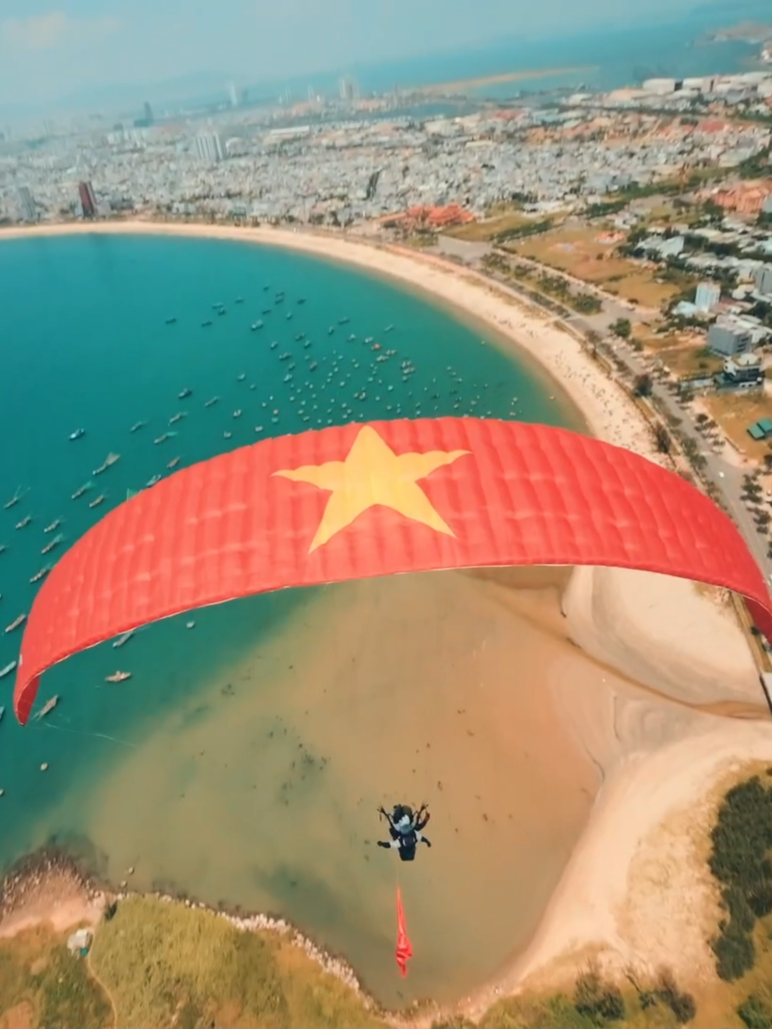 Ở Đà Nẵng, mỗi ngày, hình ảnh những cánh dù mang theo lá quốc kỳ tung bay giữa bầu trời — từ đỉnh núi trập trùng đến bãi biển bao la — như một bản hòa ca rực rỡ của tự do. Đó là lời tri ân thầm lặng gửi đến những người đã ngã xuống, để hôm nay, con cháu được lớn lên trong thanh bình và nhìn ngắm vẻ đẹp sâu lắng của một đất nước đã bước qua chiến tranh bằng máu, nhưng gìn giữ hòa bình bằng tình yêu! #vietnam #danang #dronefpv #giaiphongmiennam #toiyeuvietnam #danangfpv