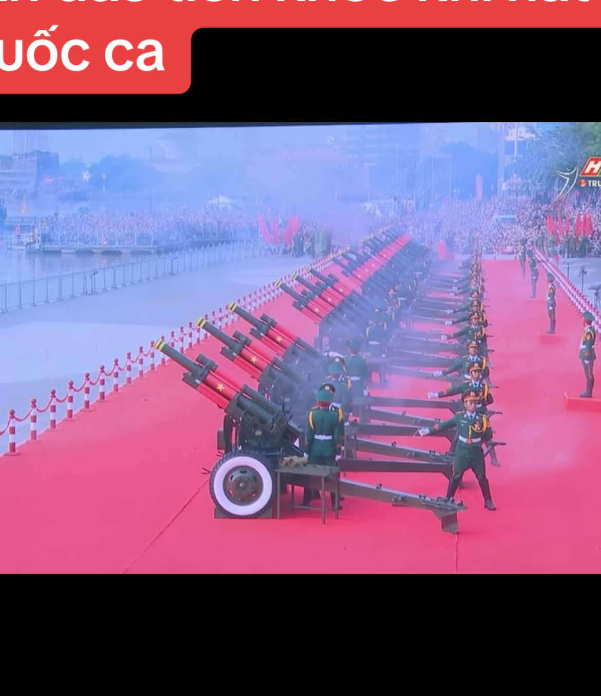 Lần đầu tiên mình khóc khi hát Quốc ca. Dù chỉ qua màn ảnh nhưng mình bất giác đứng nghiêm và giơ tay lên Chào cờ.  Cảm giác như được Chào cờ và hát Quốc ca cùng cả dân tộc Việt Nam. Tiếng đại bác bắn bên bến Bạch Đằng vang lên làm con tim thổn thức.  Tôi yêu Việt Nam. Tôi yêu Tổ quốc này. Tôi yêu dân tộc tôi. #quoccavietnam #tinhyeu #datnuoc #vietnam #duyetbinh #chaoco #viral #trending 