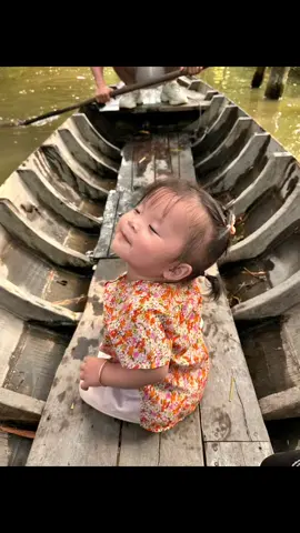 Đằng sau mụt em bé chơi dzui dẻ là hai pa mẹ mướt hết cả mồ hôi 🤣