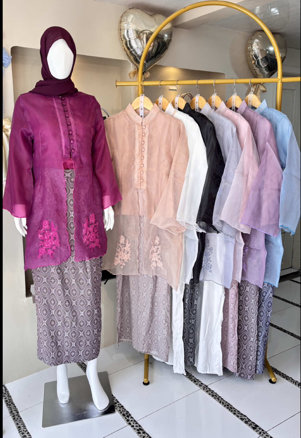 S12 Marissa One Set 🏷️ Rp 255.000,- Warna: burgundy, cream, putih, hitam, abu, pink, ungu, biru Bahan: Jacquard Viscose + satin + organza Inner: Ld 100 cm P 55 cm Outer: Ld 104cm P 88 cm Rok: Lp 60-100cm P 90 cm #fashionsamarinda #tokobajusamarinda #tokofashion #bajuimportbangkok #fashion 