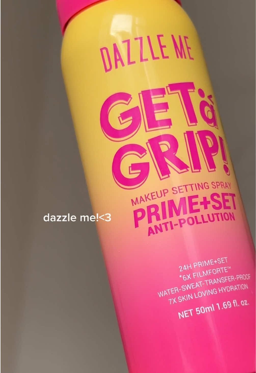 dazzle me gabisa diem🫵🏻 baruuu lagi! spraynya smooth bgt, make up makin awet🩷💛 #dazzlemesettingspray #settingsprayaerosol #getagirp #settingsprayviral #fyppp 