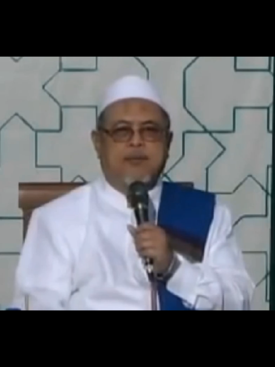 Cara taubat dari dosa besar, yg diajarkan oleh KH. Moch. Djamaluddin Ahmad. 1) Melakukan puasa selama 3 hari, dimulai dari hari selasa, rabu, & kamis. 2) Sholat taubat minimal 2 rakaat. (Rakaat pertama membaca surah Al-Kafirun & Al-Ikhlas, rakaat ke-2 membaca surah Al-Falaq & An-Nas). Setelah salam membaca : • Astaghfirullah hal-adzim (70x) • Subhanallah (70x) • Alhamdulillah (70x) • Allahu Akbar (70x) • Lailahailallah (70x) Setelah itu, kemudian sujud. Didalam sujud memohon ampun kepada Allah SWT & meminta agar diberikan tetapnya iman, terangnya hati, barokah apa saja yg sudah diberikan oleh Allah & meminta selamat dunia & akhirat. (Untuk ruh mulia KH. Moch. Djamaluddin Ahmad Al-Fatihah) 🌹🤍 اللهم صل على سيدنا محمد وعلى آل سيدنا محمد يالله بالتوفيق حتى نفيق ونلحق الفريق Mudah-mudahan kita mendapat taufiq sehingga kita bisa digolongkan dengan orang-orang sholeh. Aamiin.. #khdjamaluddinahmad #carat #taubat #dosabesar #minalmuhibbin #tambakberas #jombang 