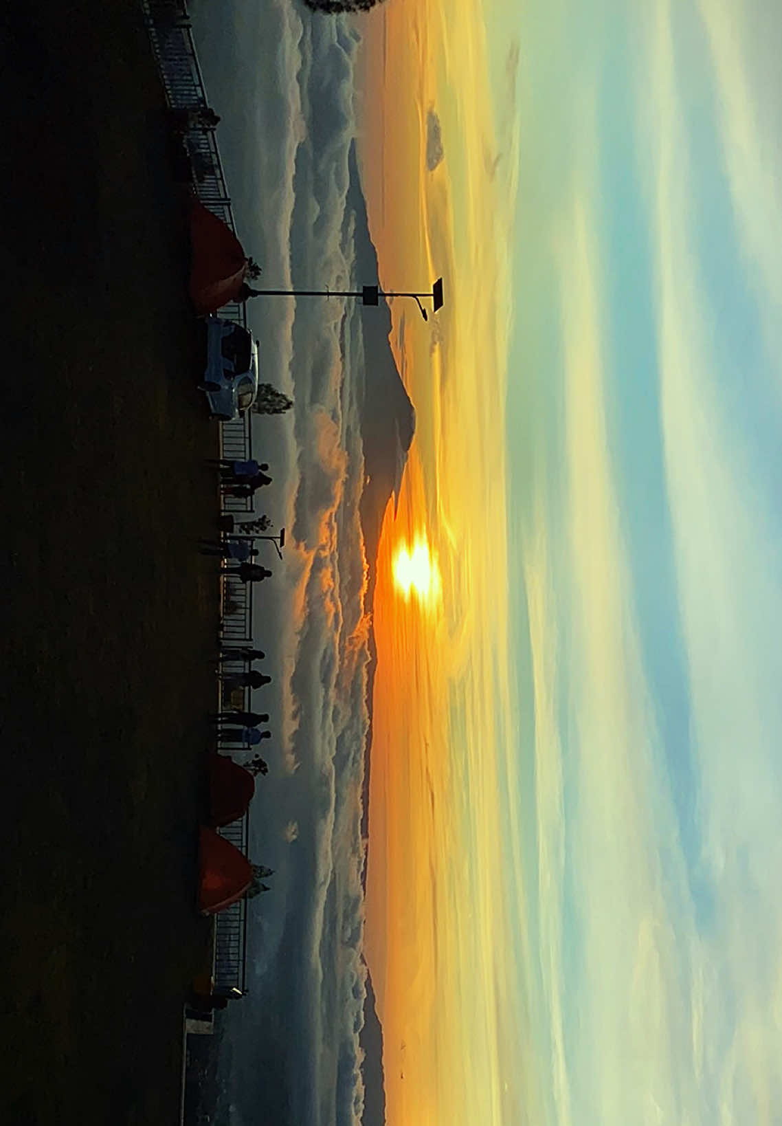 Jika bnyak dari mereka menceritakan indahnya percintaan, Marilah kita ceritakan betapa indahnya alam ciptaan tuhan~ @embungbansariofc  #sunrise #goldensunrise #embungbansari #temanggung #temanggunghits 