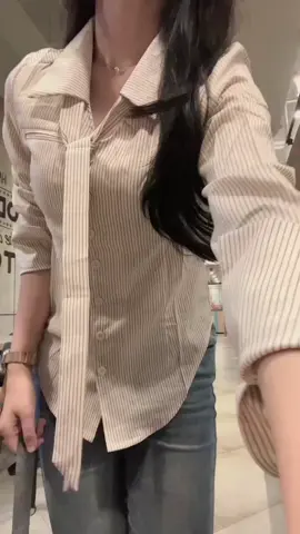 yang mau warna cream nya buruan yaa 🥰 #fyp #kemejaslimfit #kemejasalur 