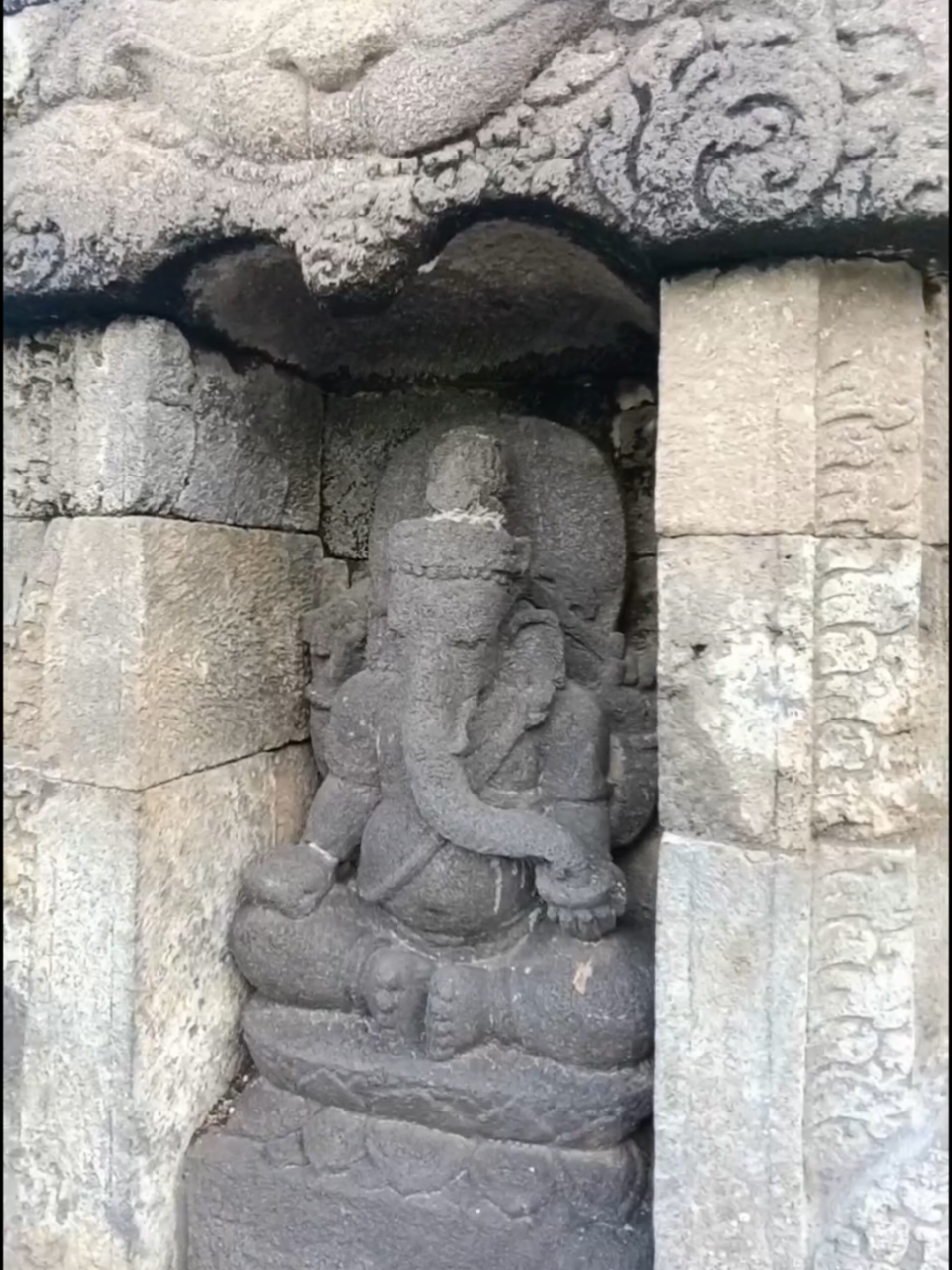 Arca Ganesa  Warisan mahakarya arsitektur Nusantara  Arca Ganesa yg berada di sisi timur dinding candi utama Candi Sambisari  Candi Sambisari berlokasi  di Purwomartani, Kalasan, Sleman, Daerah Istimewa Yogyakarta  #cagarbudaya #sejarah #arca #ganesa #candi #sambisari #wisata #yogyakarta #wisatajogja #wisataindonesia 