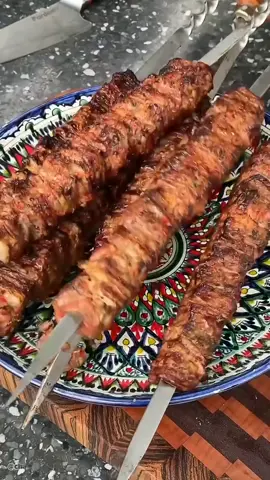 شیشلیک چندلایه ✅ مواد لازم : مغز فیله گاو : ۲ کیلو دنبه بره : ۵۰۰ گرم پیاز : ۵۰۰ گرم فلفل کاپی : یک عدد گوجه فرنگی : ۲ عدد گشنیز : یک دسته نمک و فلفل سیاه پاپریکا، پونه کوهی، زیره 🔸️حداقل ۴ ساعت در فریزر قرار بده، تا گوشت کمی یخ بزنه و بعد راحت برش بزن. 🔸️به مدت ۲۰ - ۲۵ دقیقه روی زغال کبابش کن.