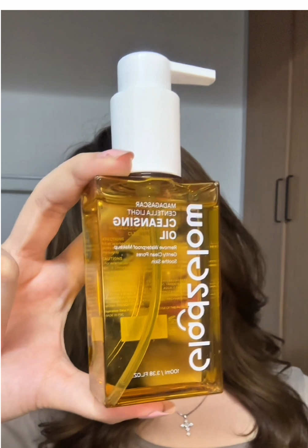 WAJIB banget sih double cleansing buat yang sering makeupan dan terkena polusi!! Aku recommend kalian buat pake G2G Cleansing Oil ini karena dia bener” bersihin kulit sampe pori” lohhh #CleansingOilG2G #CleanTheSkin #cleansingoil #doublecleansing #fypage #getunreadywithme #fyp @glad2glow.indo  