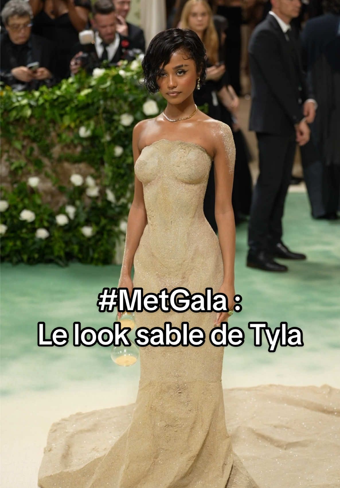 100 % de cette robe bustier faite en sable a été pensé pour épouser chaque centimètre du corps de @Tyla. À tel point qu’elle a dû être coupée pour être retirée. Retour en images sur le look sable de #Tyla pour son premier Met Gala grâce au génie #Balmain. #metgala #metgala2025 