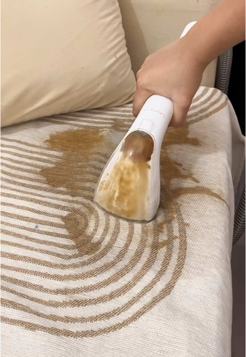 Hindi talaga maiiwasan na madumihan yung mga sofa natin kaya maganda rin na may ganito @UWANT Philippines #UWANT #uwantphilippine #uwantph #uwantvacuum #vacuumcleaner #uwantb100s #uwantvacuumcleaner #vacuum #household #55sale #fyp 