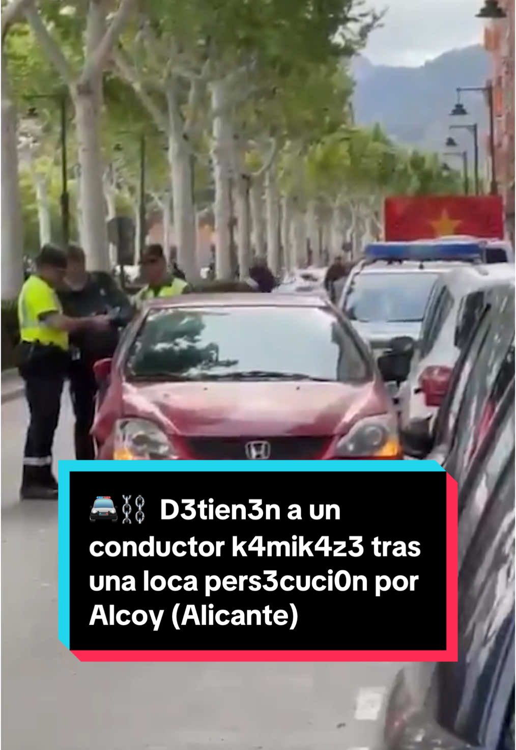 El t3mer4rio conductor, un inglés de 49 años, fue visto sobre las 18:00 horas en sentido contrario por la A-7 a la altura de Cocentaina, por los carriles correspondientes al sentido a Alicante, km 442, pero circulando en sentido a Valencia. Un testigo llamó al 112 alertando de la p3ligr0sid4d de la situación y una patrulla de la Guardia Civil de Muro de Alcoy salió a su caza para darle el alto, a lo que el británico hizo caso omiso. Una vez en las calles del pueblo, los agentes del instituto armado y de la Policía consiguieron d3ten3rle después de que hubiera chocado y causado d4ñ0s en varios vehículos, pero el hombre se resistió y se 3nfrent0 a los agentes ante la atenta mirada de vecinos y viandantes, que no dudaron en grabar el momento. #policia #guardiacivil #persecucion #alicante #alcoy #coche