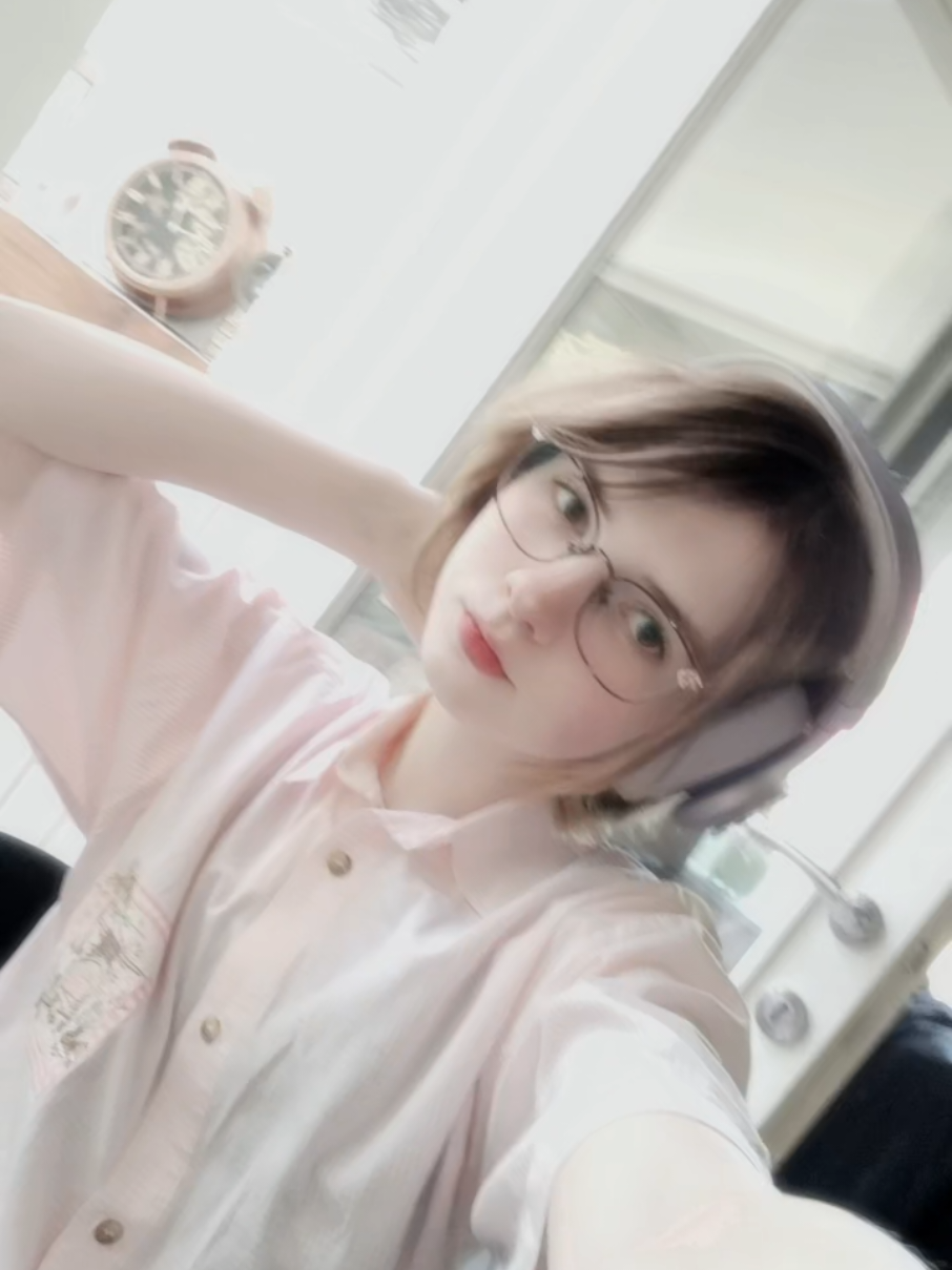 I love my new haircut sm, I love short hair sm!! First out of cosplay vid in a while but I just want to show off the cut, the first clip was actually intended for a mizuki transition but in cosplay I always forget my transitions #outofcosplay #haircut #hairstyle #transition 