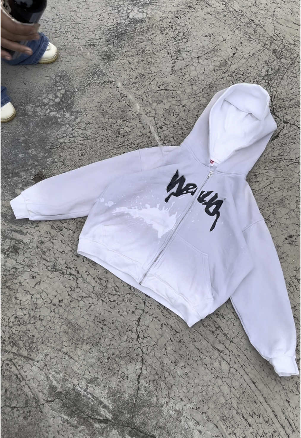 Released now ! Faded , Zipp Hoodie Boxy Thermochromic effect Available 2 colors ( Grey to natural white & Hot Pink to Iced grey )  Drop 1 released only 18 pcs #neuboundaries #thermochromic #fashiontiktok #hoodieboxy 