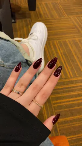 her zaman favorim olucak 🤤💋 #fypシ゚viral #keşfetbeniöneçıkar #fyp #nails #burgundynails #bordo #oje #bordooje  nascita stiletto tırnak modeli 