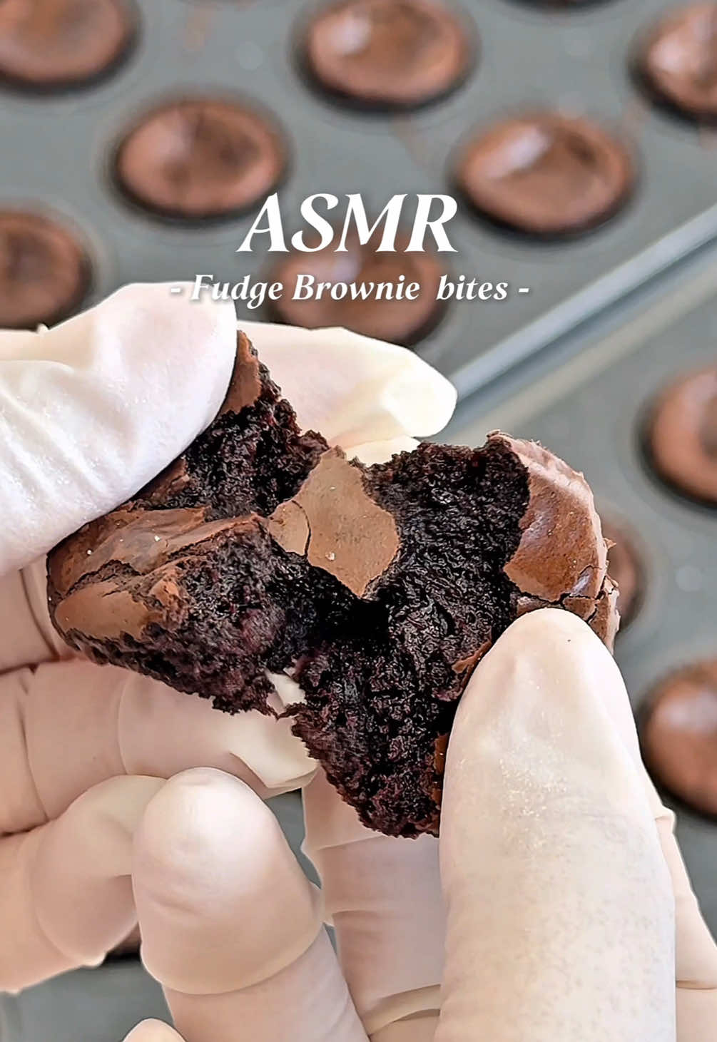 Fudge Brownie bites🍫 classic dark chocolate with sea salt✨ บราวนี่หน้าฟิล์มกับช็อกโกแลตเข้มข้น รสชาติแรกของ The Rolling Pinn ที่มาในชิ้นพอดีคำ🤏🏻 #fudgebrownies #brownies #cookieclimax #cake #ของขวัญ #เค้กวันเกิด #บราวนี่หน้าฟิล์ม  #brownie #บราวนี่ #therollingpinn