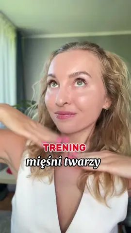 Trenuj ciało, trenuj twarz!✨A ten trening mięśni twarzy jest idealny dla każdego!  (💡 Nawet dla osób z trądzikiem, które nie mogą masować skóry – jest bezpieczny i skuteczny). Zaczynamy od rozgrzewki: 👉 Oklep delikatnie całą twarz palcami – pobudź krążenie! 🔄 🔸Ćwiczenie 1: Ujędrnianie policzków ➡️ Redukcja bruzdy nosowo-wargowej  🫢 Nabierz powietrza w jeden policzek i 10 razy lekko naciskaj – nie wypuszczając powietrza! 🔁 Wykonaj 3 serie na każdą stronę 🔸Ćwiczenie 2: Redukcja kurzych łapek i cieni pod oczami 👋 Przyłóż dłonie do skroni, delikatnie przesuń skórę do linii włosów 😌 Zmruż oczy 10 razy – nie zamykaj ich całkowicie! 🔁 3 serie 🔸Ćwiczenie 3: Opadające powieki ✋ Ułóż dolną część dłoni pod brwi, palce oprzyj na głowie ⬆️ Unieś lekko skórę brwi do góry i zamykaj oczy 10 razy 🔁 3 serie I pamiętaj!☝🏻Regularność to klucz! Daj swojej twarzy naturalny lifting – bez skalpela.🧡 #faceyoga #treningtwarzy #naturalnylifting #pieknatwarz #kobido #facefitness #naturalface #trening #beauty 